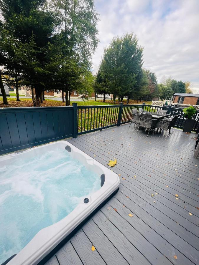 Copse View Lodge With Hot Tub ヨーク エクステリア 写真